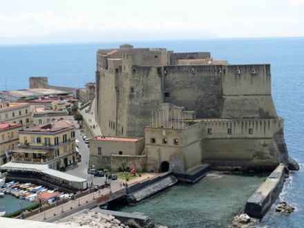 Le Castel dell'Ovo séduit par la vue qu'il offre sur l'ensemble du golfe Le Castel dell'Ovo séduit par la vue qu'il offre sur l'ensemble du golfe