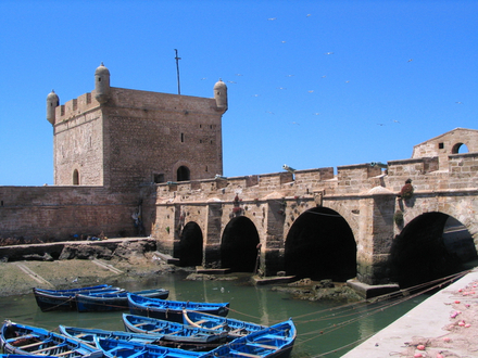 Essaouira est également célèbre pour son port, plus grand port du Maroc au cours du XIXe siècle.  Essaouira est également célèbre pour son port, plus grand port du Maroc au cours du XIXe siècle.