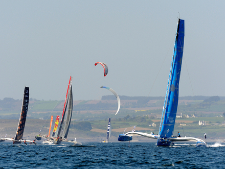 IMOCA, Multi50 et Class40 ont pu disputer ce samedi 5 mai deux côtiers de neuf milles en baie de Douarnenez dans des conditions idéales.