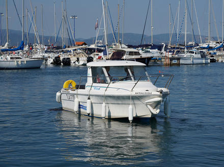 Le permis bateau de plaisance option c&ocirc;ti&egrave;re peut s'effectuer d&egrave;s l'&acirc;ge de 16 ans. La partie pratique doit obligatoirement se faire dans un &eacute;tablissement de formation.