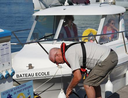 La partie pratique est validée, ou non, après 3h30 au total de pratique, dont 2h à la barre. Nautisme Article