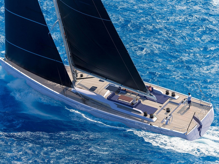 Le Swan 98 est proposé en deux aménagements, avec la cabine propriétaire située soit à l'avant, soit à l'arrière. Côté décoration, tout est entièrement personnalisable. Le Swan 98 est proposé en deux aménagements, avec la cabine propriétaire située soit à l'avant, soit à l'arrière. Côté décoration, tout est entièrement personnalisable.