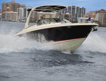 Une seule puissance de 300 chevaux proposée sur le Chris-Craft mais une version hors-bord au catalogue. Nautisme Article
