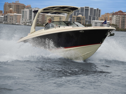 Une seule puissance de 300 chevaux proposée sur le Chris-Craft mais une version hors-bord au catalogue. Nautisme Article