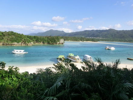 Bateau au mouillage au bord d'une des superbes plages d'Ishigaki, au Japon Bateau au mouillage au bord d'une des superbes plages d'Ishigaki, au Japon
