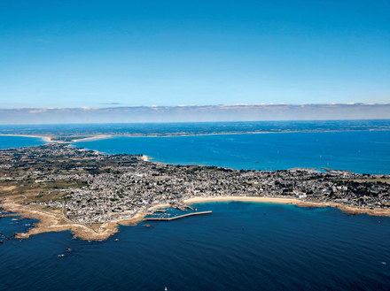 La baie s'est également forgée une réputation de « Mecque de la voile » grâce à ses nombreux événements qui ont alimenté une filière nautique dynamique. La baie s'est également forgée une réputation de « Mecque de la voile » grâce à ses nombreux événements qui ont alimenté une filière nautique dynamique.