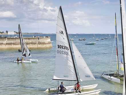 Dériveur à Carnac, croisière en voilier à la Trinité, kitesurf le long de la plage de Locmariaquer... Toutes les activités nautiques sont possibles. Ici, le centre de voile de Carnac.
