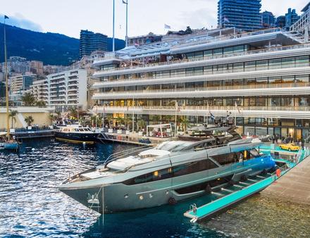 A l'occasion du Grand Prix Historique, le Yacht Club de Monaco a accueilli le nouveau yacht du mythique chantier italien : le Riva 110' Dolcevita. Nautisme Article