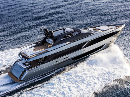 Ce qui séduit au premier regard est la forme design et sportive de la coque, longue de 35 mètres agrémentée de larges ouvertures sur toute la longueur du motor-yacht et d'inserts chromés. Ce qui séduit au premier regard est la forme design et sportive de la coque, longue de 35 mètres agrémentée de larges ouvertures sur toute la longueur du motor-yacht et d'inserts chromés.