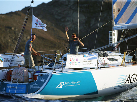 Après 18 jours, 11 heures, 48 minutes et 22 secondes de course, Agir Recouvrement remporte la 14ème édition de la Transat AG2R LA MONDIALE. Après 18 jours, 11 heures, 48 minutes et 22 secondes de course, Agir Recouvrement remporte la 14ème édition de la Transat AG2R LA MONDIALE.