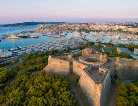 Ce premier rendez-vous Classique à but de rassembler les professionnels qui participent à la sauvegarde, à la rénovation, à l'entretien, à la transmission et au rayonnement du yachting classique. Nautisme Article