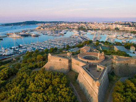 Ce premier rendez-vous Classique à but de rassembler les professionnels qui participent à la sauvegarde, à la rénovation, à l'entretien, à la transmission et au rayonnement du yachting classique. Nautisme Article
