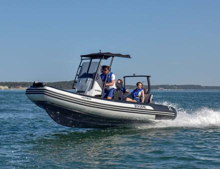 Côté moteur, il accepte un hors-bord d'une puissance de 130 chevaux lui permettant de flirter avec les 40 noeuds. A terme, Zodiac devrait également lancer un modèle de 6 mètres. Nautisme Article