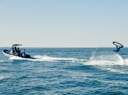 Le Zodiac Open 5.5 est  un véritable "couteau suisse" de la mer en proposant moultes activités comme la croisière en famille, la pêche, la plongée entre amis ou des sensations intenses en wakeboard.