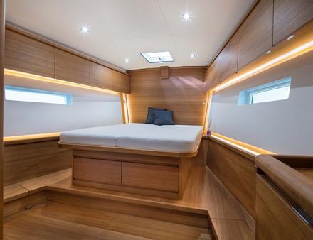 Les aménagements sont proposés en trois cabines dont une Master à l'avant avec lit central ou pic avant et des lits jumeaux en cabine arrière. Nautisme Article