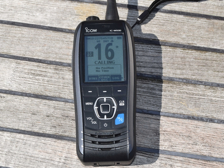 Cette VHF est avec sa fonction ASN et son GPS intégré, un équipement de sécurité qui va bien au-delà d'un modèle standard portable. Cette VHF est avec sa fonction ASN et son GPS intégré, un équipement de sécurité qui va bien au-delà d'un modèle standard portable.