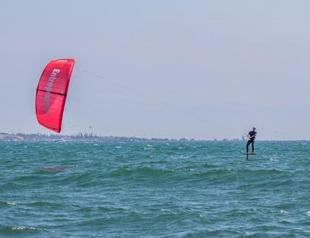 « En kitefoil, on peut naviguer dans quasiment toutes les conditions (de 7 à 30 noeuds), mais c'est naturellement le vent, les courants et les marées qui dicteront la progression.» Nautisme Article