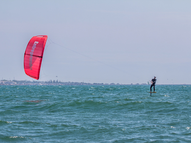 « En kitefoil, on peut naviguer dans quasiment toutes les conditions (de 7 à 30 noeuds), mais c'est naturellement le vent, les courants et les marées qui dicteront la progression.» Nautisme Article