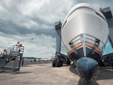 Le projet a officiellement été lancé le 14 mai dernier à Ancône, lorsque le super-yacht a quitté le hangar pour aller toucher l'eau de la mer Adriatique ! Le projet a officiellement été lancé le 14 mai dernier à Ancône, lorsque le super-yacht a quitté le hangar pour aller toucher l'eau de la mer Adriatique !