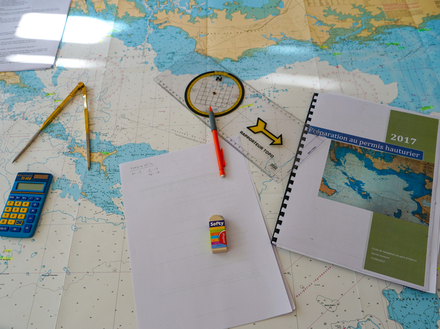 Les "voileux" n'ont pas la nécessité de passer ce permis, à l'inverse des propriétaires ou locataires de bateaux à moteur qui devront être titulaires de cette extension au permis bateau côtier.