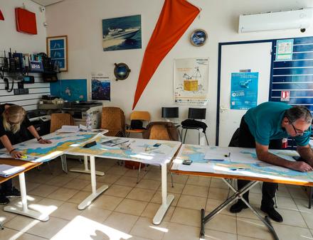 Il faut essayer de s'entrainer sur un maximum d'exercices afin de bien dominer le maniement des "règles de navigation". Le mieux est d'essayer d'y consacrer une petite semaine afin de bien s'immerger dans le sujet et la pratique. Nautisme Article