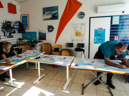 Il faut essayer de s'entrainer sur un maximum d'exercices afin de bien dominer le maniement des "règles de navigation". Le mieux est d'essayer d'y consacrer une petite semaine afin de bien s'immerger dans le sujet et la pratique. Nautisme Article