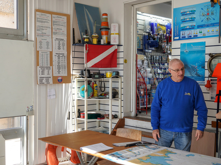Il est possible de le passer en candidat libre mais pour notre test nous avons préféré le passer avec une école de navigation reconnue ayant "pignon sur quai", à Hyères. Nautisme Article
