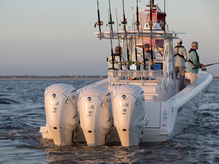 Le nouveau V8 XTO est unique car c'est le premier moteur 4 temps du secteur à utiliser une injection directe.