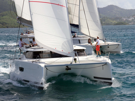 Plus de 130 participants et quelques 28 catamarans à voile entre 40 à 58 pieds pour ce rassemblement. Un record ! Nautisme Article