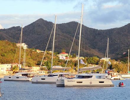 La Grande Anse (Les Anses d'Arlet) est un mouillage apprécié par les amateurs de croisière en catamaran. Les participants ont pu nager avec des tortues et profiter des spécialités locales ! Nautisme Article