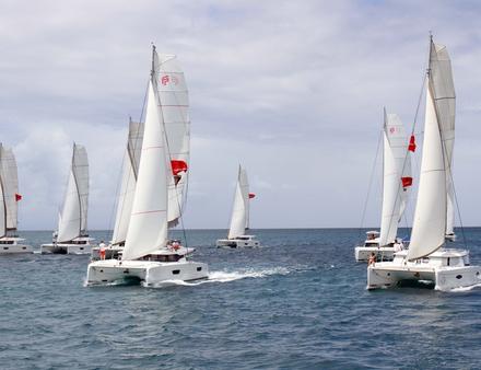 Symbole fort pour le chantier crée en 1976, un rallye qui mélange des catamarans de tailles et de millésimes différents. Tout le monde se prend au jeu des régates ! Nautisme Article