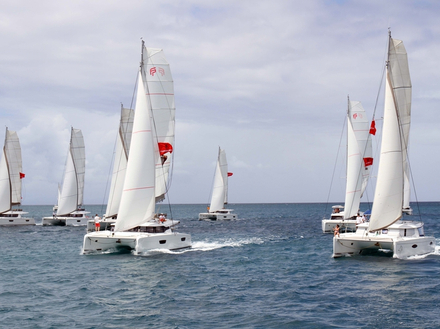 Symbole fort pour le chantier crée en 1976, un rallye qui mélange des catamarans de tailles et de millésimes différents. Tout le monde se prend au jeu des régates ! Nautisme Article