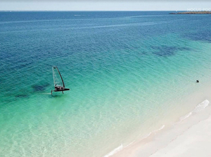 Charlie Dalin vole aux Glénan... et les images sont incroyables !