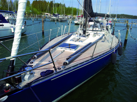 Si les premières années, un lavage à l'eau de mer est suffisant, on se rend rapidement compte qu'il faut le nettoyer, le raviver et le nourrir.