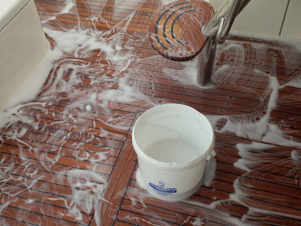 Après avoir utilisé le Bright Teck, il faut rincer abondamment car le produit est moussant. Ce produit ravive le teck et lui redonne sa couleur naturelle. Après avoir utilisé le Bright Teck, il faut rincer abondamment car le produit est moussant. Ce produit ravive le teck et lui redonne sa couleur naturelle.