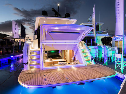 Le X60 dispose d'une cabine supplémentaire accessible depuis le salon et la plateforme de bain, qui peut être arrangée en "beach club" ou en cabine supplémentaire. Incroyable ! Nautisme Article