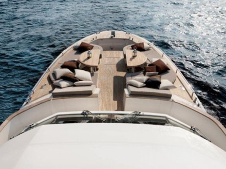 Le MYC76 reprend l'ADN de flotte : un look à la fois retro et design, avec une proue haute et évasée. Sur le pont supérieur : un vaste flybridge avec un poste de pilotage à 360°. Nautisme Article