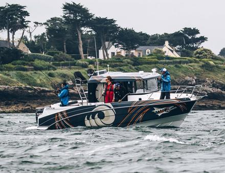 Le Barracuda 9 a vite séduit les amateurs de pêche sportive, d'où l'idée de créer une compétition de pêche au bar (No Kill) dans une zone reconnue poissonneuse et sportive : le Raz de Sein Nautisme Article