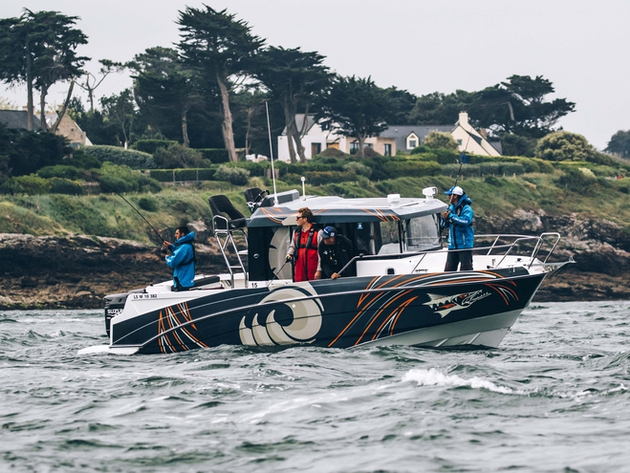 Le Barracuda 9 a vite séduit les amateurs de pêche sportive, d'où l'idée de créer une compétition de pêche au bar (No Kill) dans une zone reconnue poissonneuse et sportive : le Raz de Sein Nautisme Article
