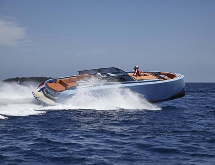 Avec une coque en aluminium et une structure tonique, ce day-boat, d'une longueur de 12,80 mètres, peut atteindre les 40 noeuds en toute facilité. Nautisme Article