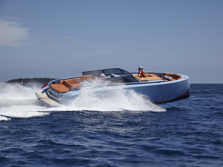 Avec une coque en aluminium et une structure tonique, ce day-boat, d'une longueur de 12,80 mètres, peut atteindre les 40 noeuds en toute facilité. Nautisme Article