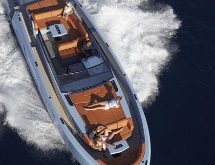 Le cockpit se situe au milieu du bateau, entre deux espaces de détente. Il peut accueillir jusqu'à 16 personnes à bord. Nautisme Article