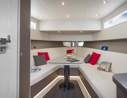 A l'intérieur, il est équipé d'un salon, d'une cuisine et d'une salle d'eau, aux finitions soignées. Chaque modèle est entièrement personnalisable. Nautisme Article