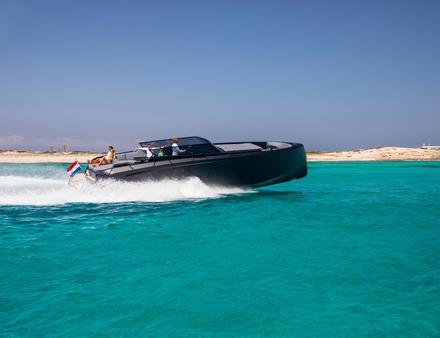 Ce 43 pieds peut atteindre les 40 noeuds en toute facilité. Avec la version Veloce, le day-boat monte jusqu'à 55 noeuds ! Nautisme Article