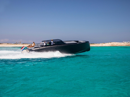 Ce 43 pieds peut atteindre les 40 noeuds en toute facilité. Avec la version Veloce, le day-boat monte jusqu'à 55 noeuds ! Nautisme Article