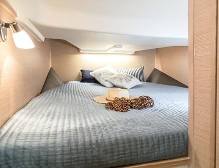 La cabine avant propose un lit double et une décoration minimaliste et moderne de belle facture. Nautisme Article