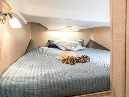 La cabine avant propose un lit double et une décoration minimaliste et moderne de belle facture. La cabine avant propose un lit double et une décoration minimaliste et moderne de belle facture.