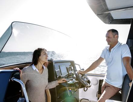 Profil high-tech pour le poste de pilotage recouvert protégé par un T-top, obligatoire en été. Nautisme Article