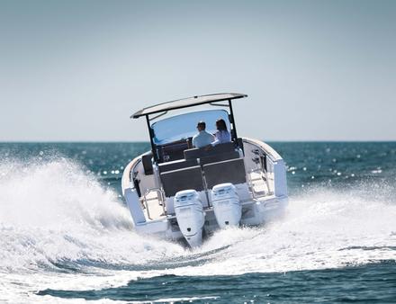 Avec ses deux puissants hors-bord, le Fjord 36XP ne fait dans la démesure et flirte avec les 50 noeuds en pointe. Nautisme Article