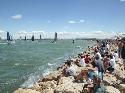 La Base du Tour Voile, dispositif 100% mobile, plongera les spectateurs au coeur du sport. La Zone spectateurs offrira une vue imprenable sur les courses. La Base du Tour Voile, dispositif 100% mobile, plongera les spectateurs au coeur du sport. La Zone spectateurs offrira une vue imprenable sur les courses.